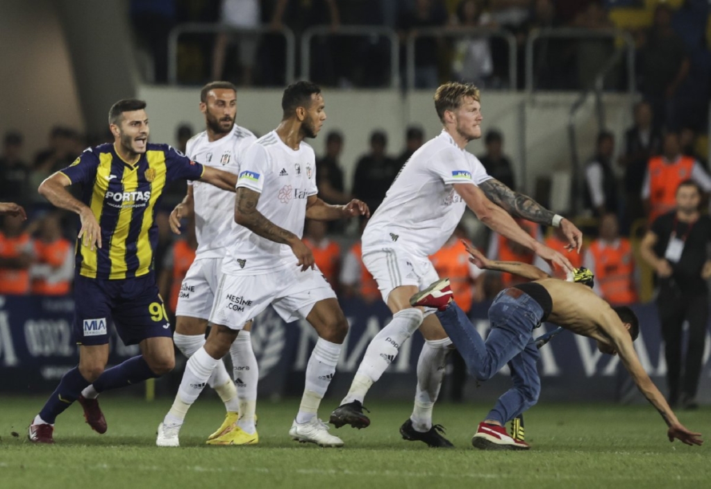 Ankaragücü-Beşiktaş maçında olay çıktı! Sahada tekmeler havada uçuştu
