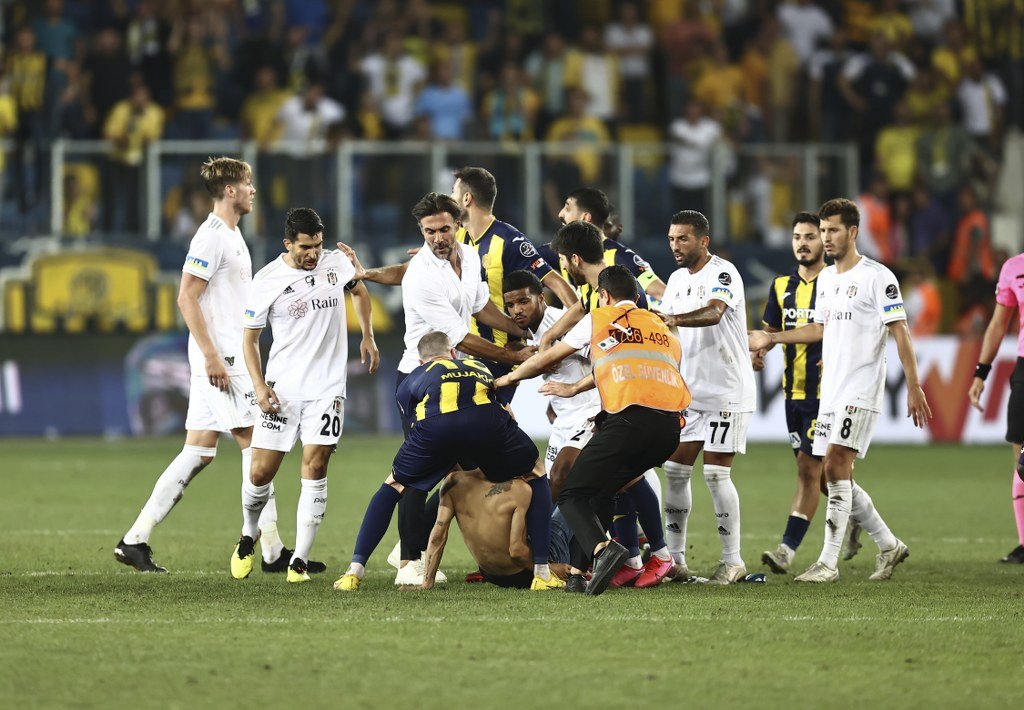 Ankaragücü-Beşiktaş maçında olay çıktı! Sahada tekmeler havada uçuştu