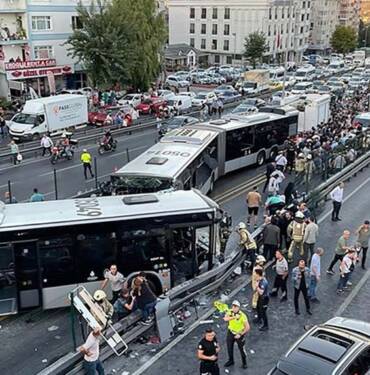 Avcılar'da-metrobüs-kazası--İki-metrobüs-çarpıştı,-yaralılar-var!