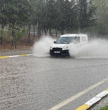 Balıkesir'de sağanak hayatı olumsuz etkiledi