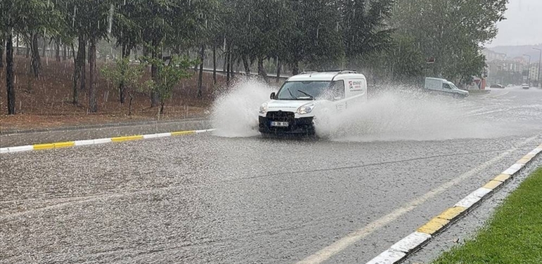 Balıkesir’de sağanak hayatı olumsuz etkiledi, trafikte aksamalar yaşandı
