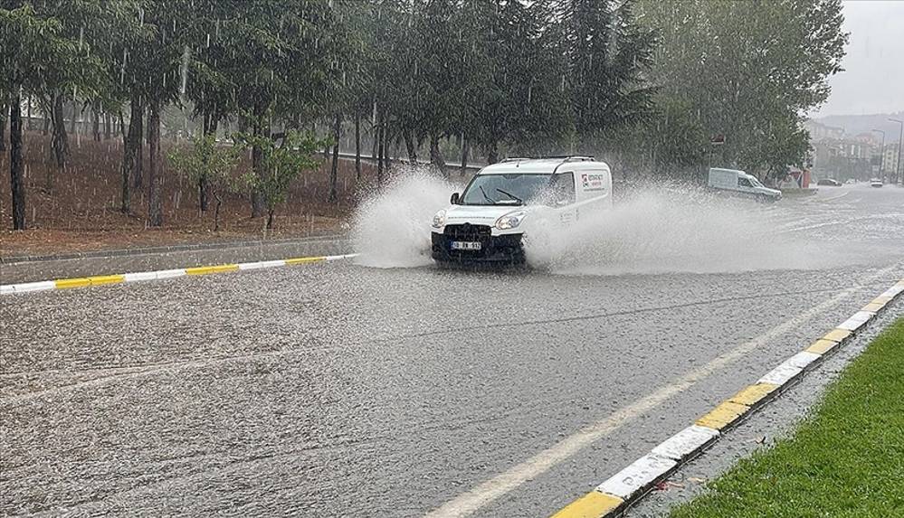 Balıkesir'de sağanak hayatı olumsuz etkiledi, trafikte aksamalar yaşandı