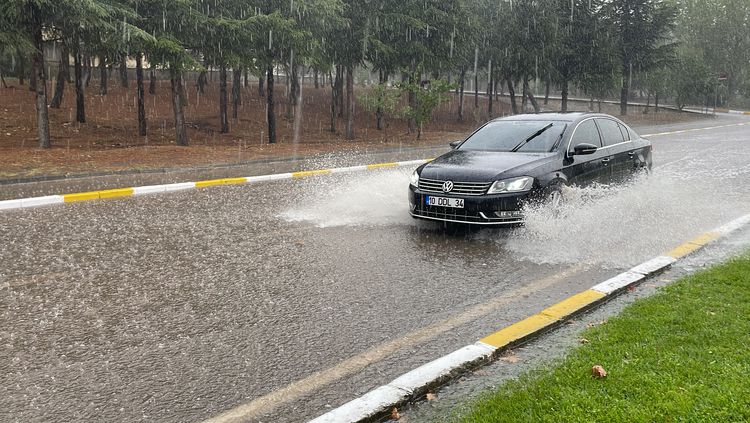 Balıkesir'de sağanak hayatı olumsuz etkiledi, trafikte aksamalar yaşandı