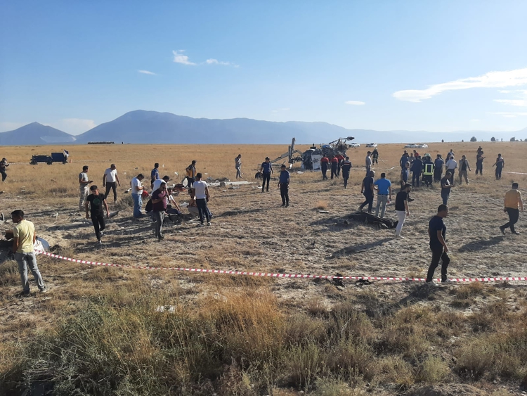 Denizli'de yangın söndürme helikopteri düştü: 2 kişi hayatını kaybetti, 5 kişi yaralandı