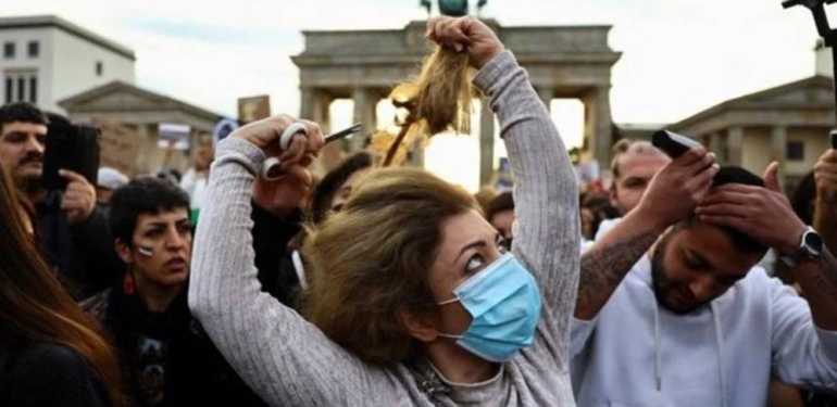 Berlin’de, İranlı Mahsa Amini’nin ölümü protesto edildi