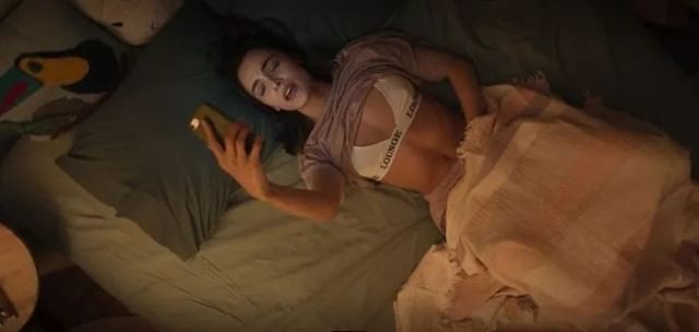 Dünyayla Benim Aramda dizisinde Hafsanur Sancaktutan'ın yataktaki sahnesi olay oldu 4 Dünyayla Benim Aramda dizisinde Hafsanur Sancaktutan'ın yataktaki sahnesi olay oldu