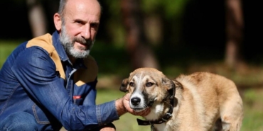 Düzceli hayvansever bir bacağını kaybeden köpeğe çocuğu gibi bakıyor