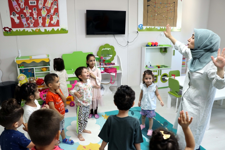 Elazığ depreminden 24 saat sonra enkazdan çıkarılan Yüsra okullu oldu 4 Elazığ depreminden 24 saat sonra enkazdan çıkarılan Yüsra okullu oldu
