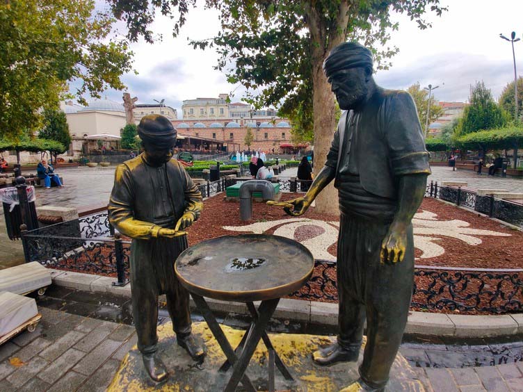 Eminönü Meydanı'ndaki simitçi heykelinin simitleri çalındı