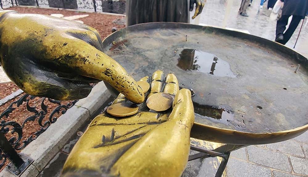 Eminönü Meydanı'ndaki simitçi heykelinin simitleri çalındı