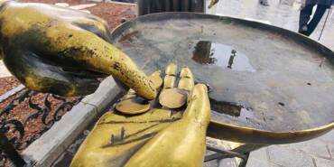 Eminönü-Meydanı'ndaki-simitçi-heykelinin-simitleri-çalındı