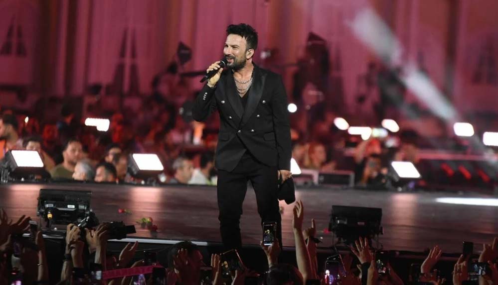 İzmir'de-100.-yıl-coşkusu--Gündoğdu-Meydanı'nda-Tarkan-rüzgarı-esti