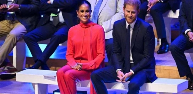 İngiltere’ye giden Prens Harry ile Meghan Markle ‘sahte kraliyet’ sloganlarıyla karşılandı