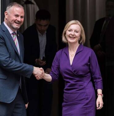 İngiltere'nin-yeni-'Demir-Leydi'si-Liz-Truss,-ülkenin-3.-kadın-başbakanı-oldu