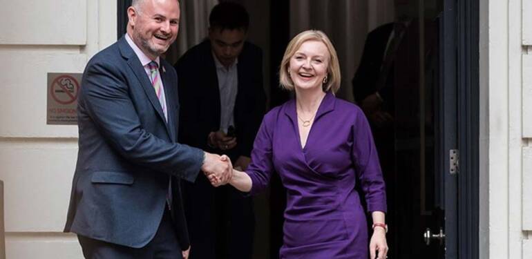 İngiltere'nin-yeni-'Demir-Leydi'si-Liz-Truss,-ülkenin-3.-kadın-başbakanı-oldu