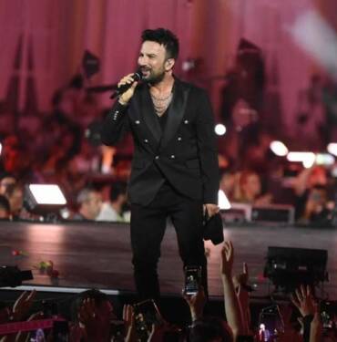 İzmir'de-100.-yıl-coşkusu--Gündoğdu-Meydanı'nda-Tarkan-rüzgarı-esti