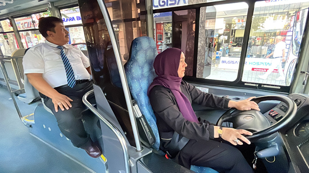 Kadın otobüs şoförü eşiyle vardiyalı çalışıyor