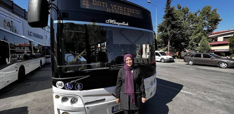 Kadın otobüs şoförü eşiyle vardiyalı çalışıyor