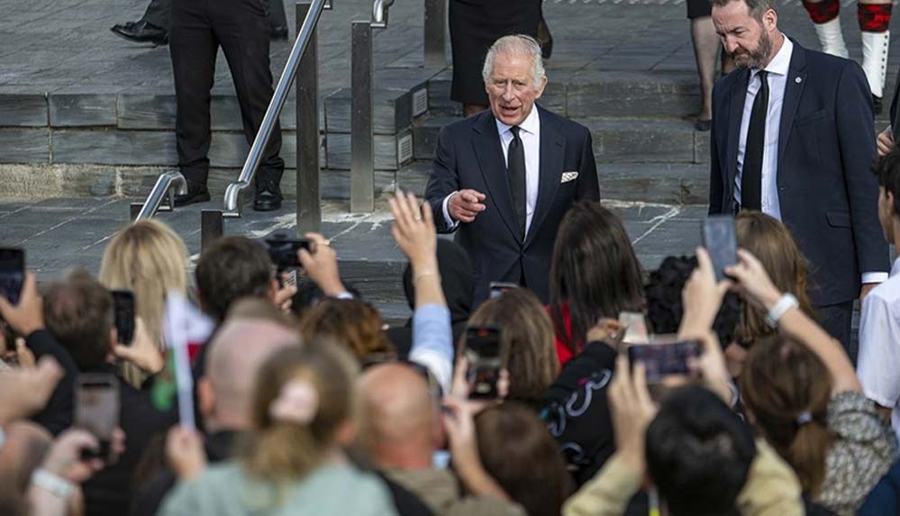 Kral-3.-Charles-Galler'de-bir-vatandaş-tarafından-protesto-edildi