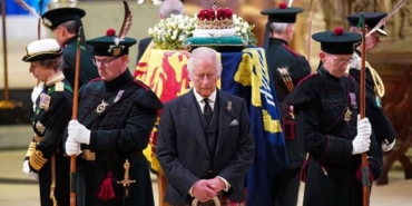 Kraliçe II. Elizabeth'in çocukları cenaze başında nöbet tuttu