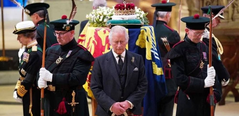 Kraliçe II. Elizabeth’in çocukları cenaze başında nöbet tuttu