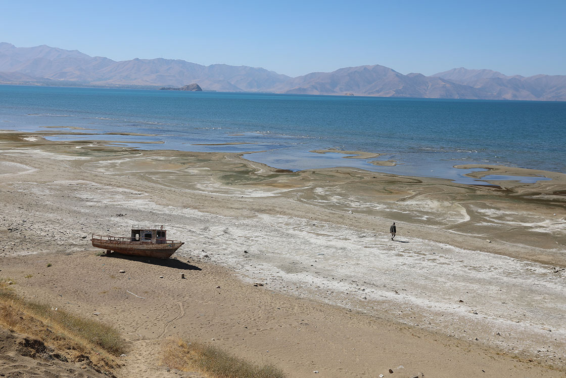 Van Gölü kurumaya devam ediyor...Kuraklık ve aşırı buharlaşmanın etkisiyle çekilme sürüyor