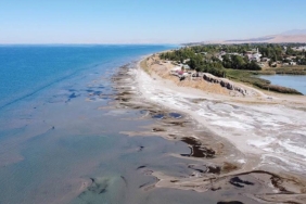 Kuraklık ve aşırı buharlaşmanın etkisiyle Van Gölü'ndeki çekilme sürüyor