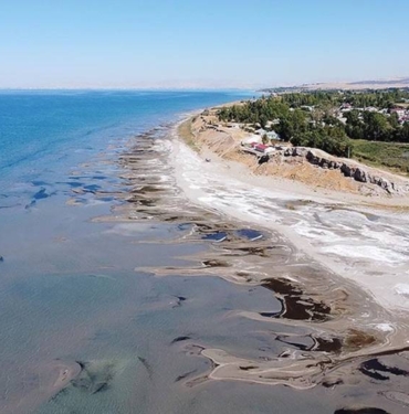 Kuraklık ve aşırı buharlaşmanın etkisiyle Van Gölü'ndeki çekilme sürüyor