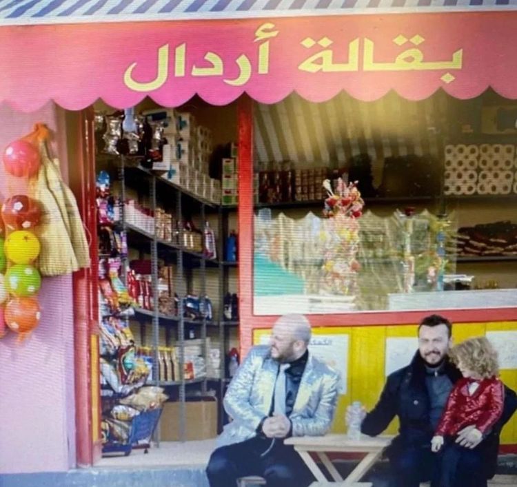 Leyla ile Mecnun'da 'Arapça tabela' ve 'TL' göndermesi