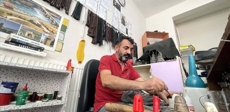 Maddi yetersizliklerden dolayı eğitimini erteleyen 47 yaşındaki adam 3. üniversite diplomasını almaya hazırlanıyor