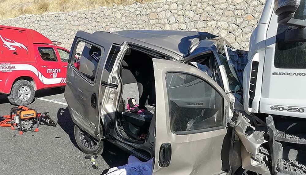 Malatya'da feci kaza: Tırla hafif ticari araç çarpıştı, 5 kişi öldü, 1 kişi yaralandı