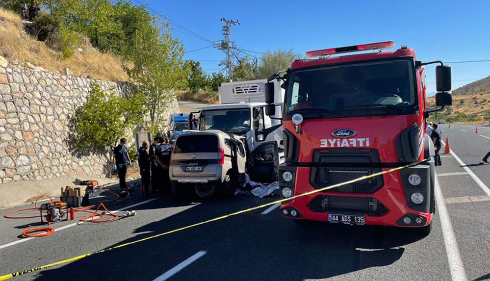 Malatya'da feci kaza: Tırla hafif ticari araç çarpıştı, 5 kişi öldü, 1 kişi yaralandı