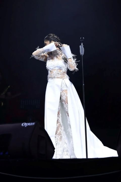 Melek Mosso İranlı kadınlara destek için sahnede saçlarını kesti