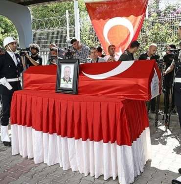Mersin'de polisevine yönelik terör saldırısında şehit düşen Sedat Gezer için cenaze töreni düzenlendi 2 Mersin'de polisevine yönelik terör saldırısında şehit düşen Sedat Gezer için cenaze töreni düzenlendi