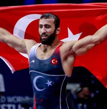 Milli-güreşçi-Burhan-Akbudak-dünya-şampiyonu-oldu