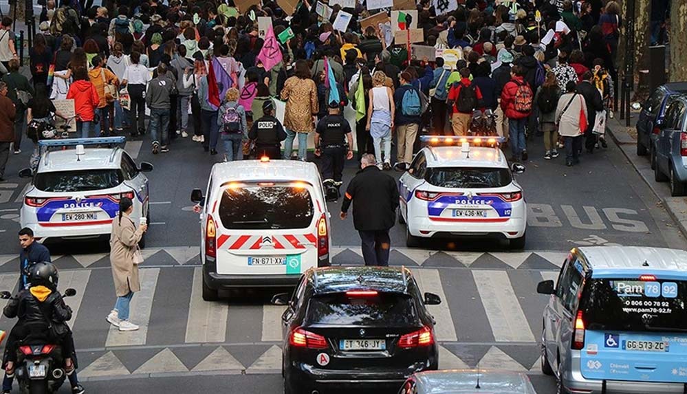 Paris'te-gençlerden-iklim-için-protesto-gösterisi
