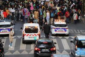 Paris'te-gençlerden-iklim-için-protesto-gösterisi