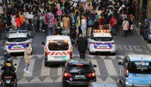Paris'te gençlerden 'iklim' için protesto gösterisi