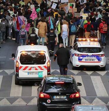 Paris'te-gençlerden-iklim-için-protesto-gösterisi
