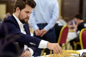 Rakibinin hile yaptığına inanan Carlsen, ilk hamlesinin ardından oyundan çekildi