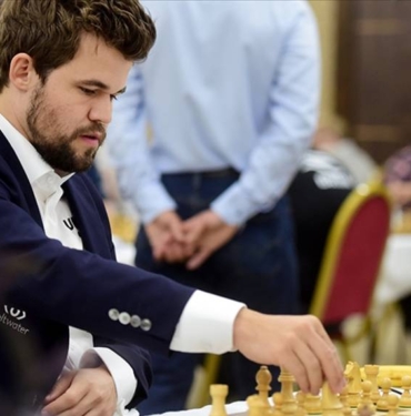 Rakibinin hile yaptığına inanan Carlsen, ilk hamlesinin ardından oyundan çekildi 3 Rakibinin hile yaptığına inanan Carlsen, ilk hamlesinin ardından oyundan çekildi