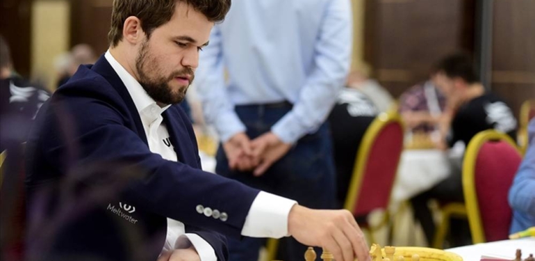 Rakibinin hile yaptığına inanan Carlsen, ilk hamlesinin ardından oyundan çekildi