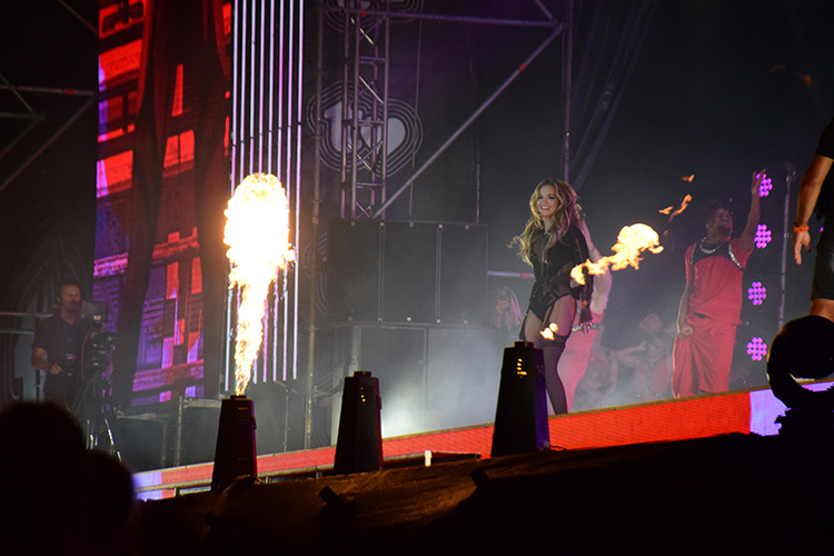 Dünyaca ünlü şarkıcı Rita Ora, Arnavutluk'ta konser verdi 3 Dünyaca ünlü şarkıcı Rita Ora, Arnavutluk'ta konser verdi