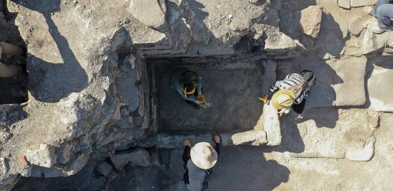 ‘Suda doğum’un ilk örneğinin yaşandığı düşünülen taş küvet bulundu