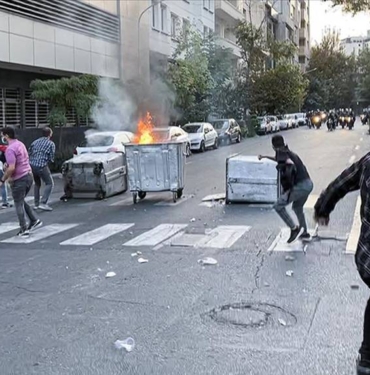 Tahran’da Mahsa Emini'nin ölümü üzerine protestolar ve güvenlik güçlerinin önlemleri sürüyor 3 Tahran’da Mahsa Emini'nin ölümü üzerine protestolar ve güvenlik güçlerinin önlemleri sürüyor