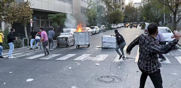 Tahran’da Mahsa Emini’nin ölümü üzerine protestolar ve güvenlik güçlerinin önlemleri sürüyor
