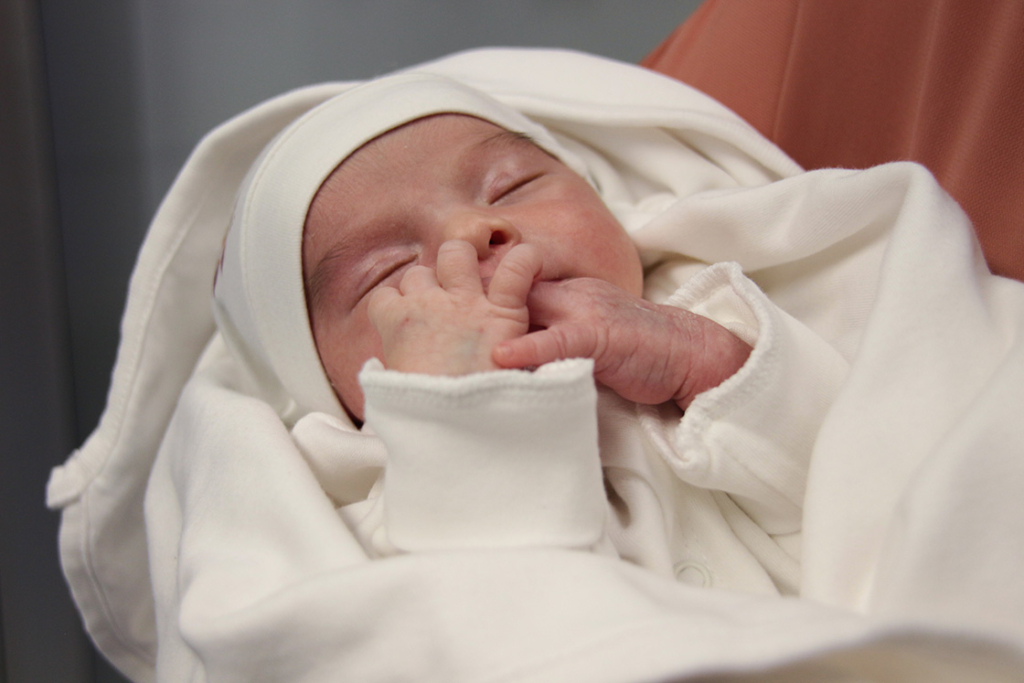 Yemek borusu nefes borusuna yapışık ve kapalı doğan Yaren bebeğe 'hayat' operasyonu