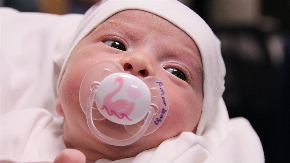 Yemek borusu nefes borusuna yapışık ve kapalı doğan Yaren bebeğe 'hayat' operasyonu