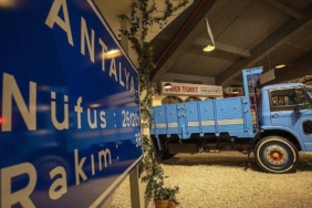 Ziyaretçilerini zamanda yolculuğa çıkaran Antalya Araba Müzesi ilgi odağı oldu