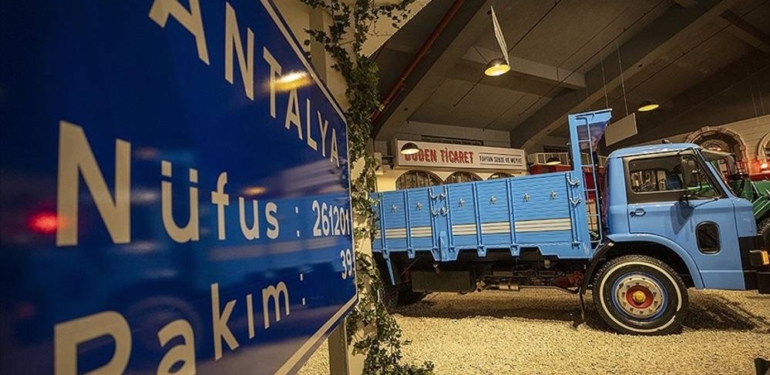 Ziyaretçilerini zamanda yolculuğa çıkaran Antalya Araba Müzesi’ndeki en yeni araç 25 en eskisi 75 yaşında